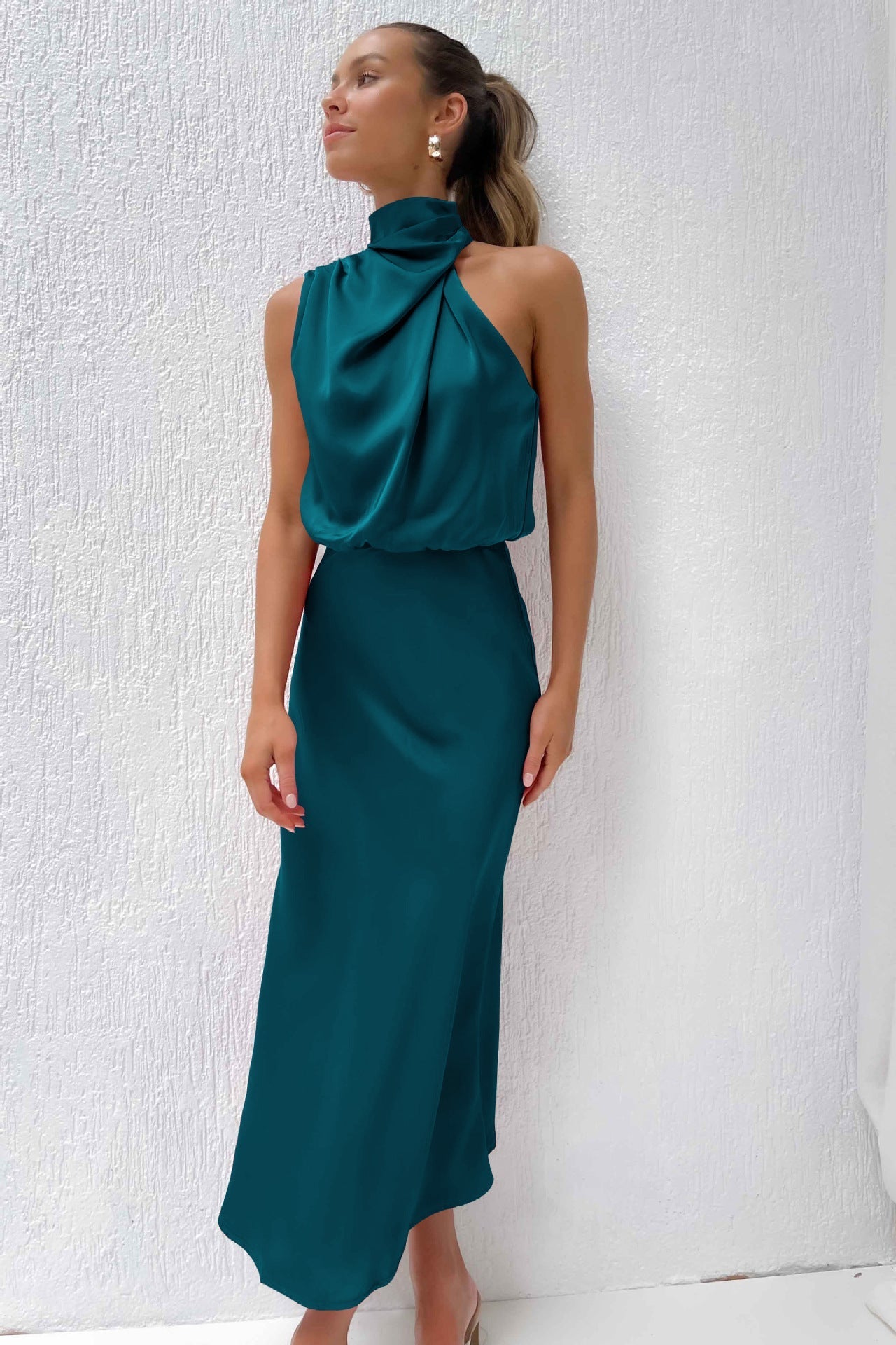 Léonille – Robe longue en satin à col licou