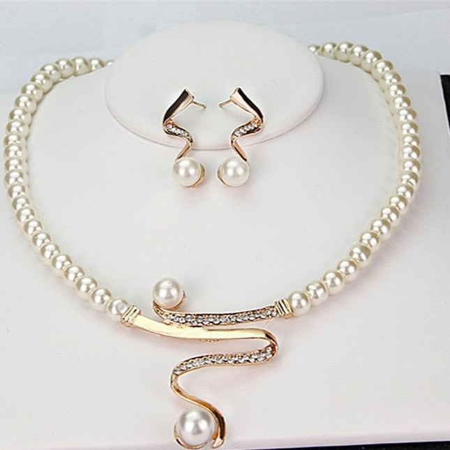 Ensemble collier et boucles d'oreilles en perles naturelles